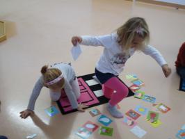 Erste Lernspiele werden mit Schulkindern gemeinsam gespielt